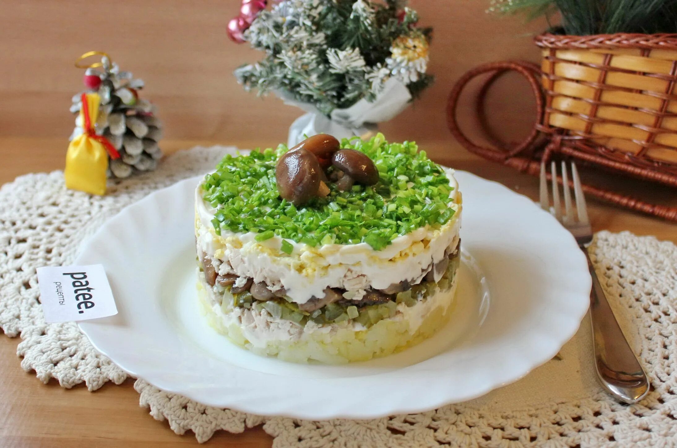 Салат дубки. Классический салат дубок. Салат дубок с курицей шампиньонами. Салат дубок слоями. Салат дубок.