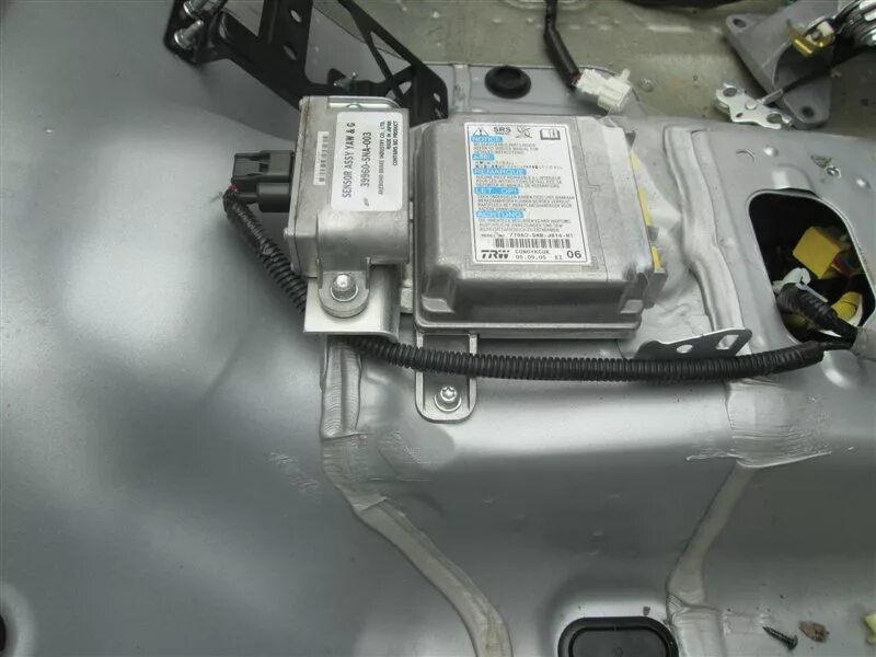 Где находится srs. Блок srs honda civic. crv 2008 блок srs. блок срс хонда цивик 4д. блок srs хонда одиссей 98 года.