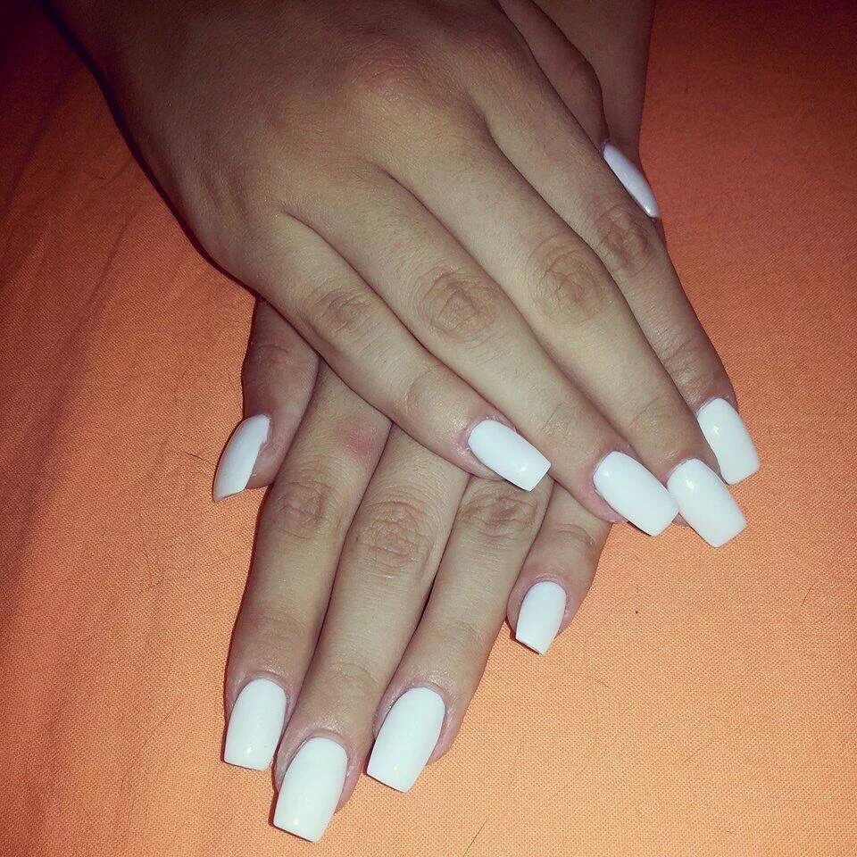 Белые ногти. Овальные ногти. Белый маникюр квадратная форма. Белый матовый маникюр. Наращивание ногтей белый.