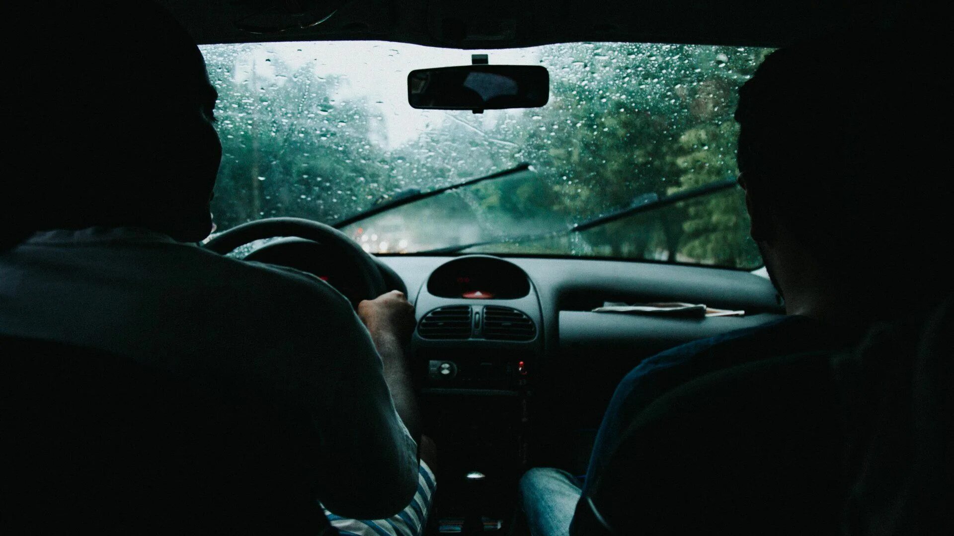 Driver rain. Парень за рулем. Грустно машина. Девушка дождь машина. Дождь машина парень.