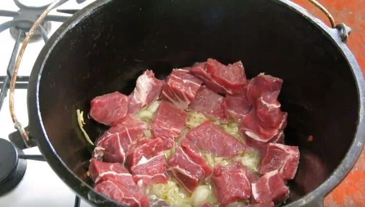 Блюда в казане. Мясо в казане на газовой плите. Пшено с мясом в казане на плите. Пшённая каша с мясом в казане. Плов в казане.