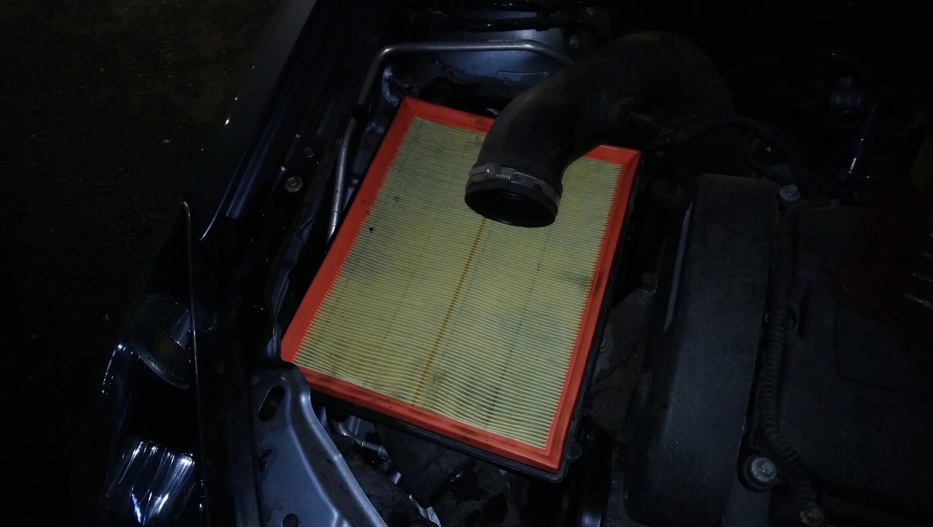 Срок замены воздушного фильтра. Ручные гайки на крышку воздушного фильтра ваз 2106. Воздушный фильтр тойота королла е150. Воздушный фильтр для автомобиля. Срок замены воздушного фильтра.