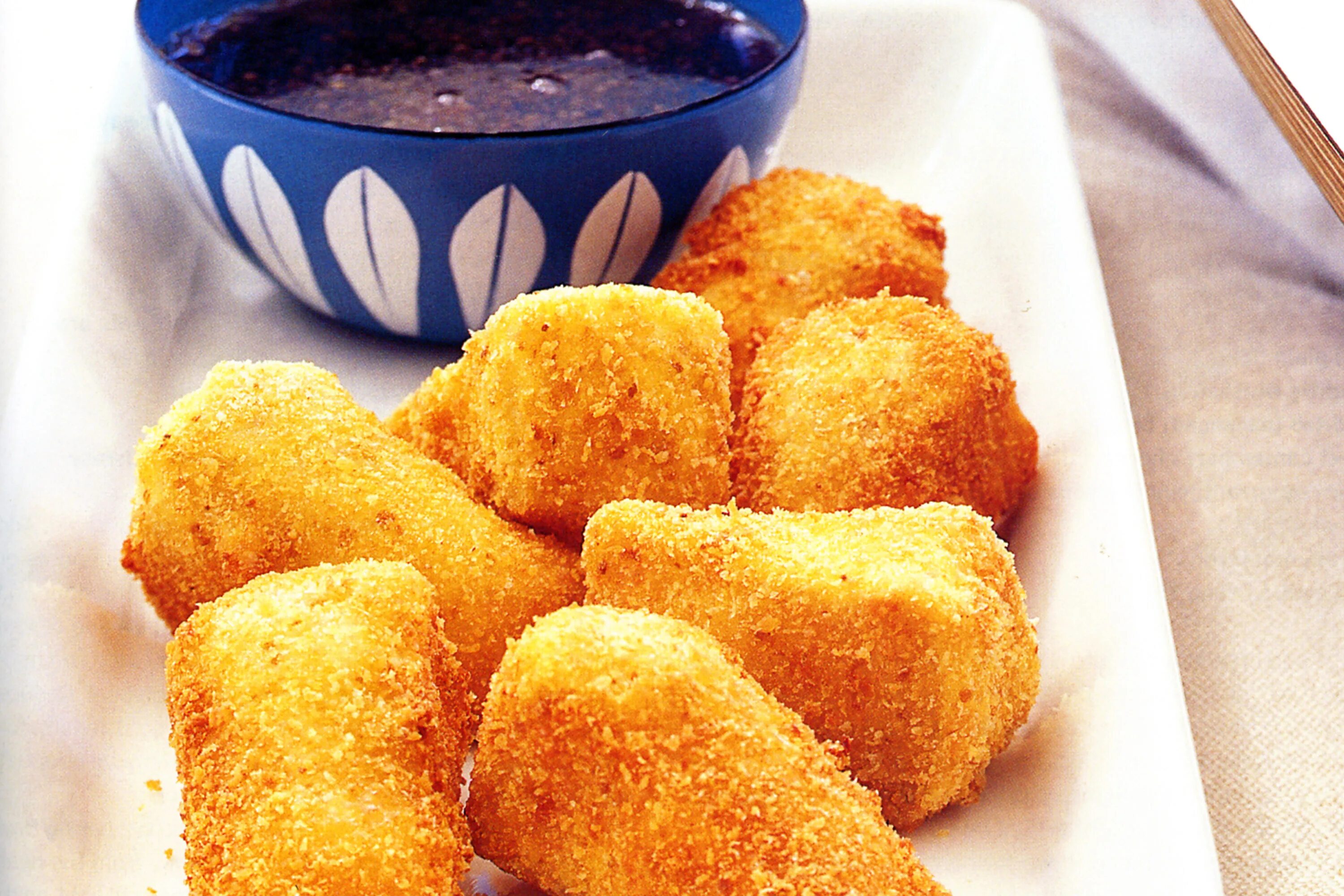 сыр в панировочных сухарях. сыр сулугуни обжаренный. хашбраун. сырные палочки моцарелла в панировке. Smazeny syr.