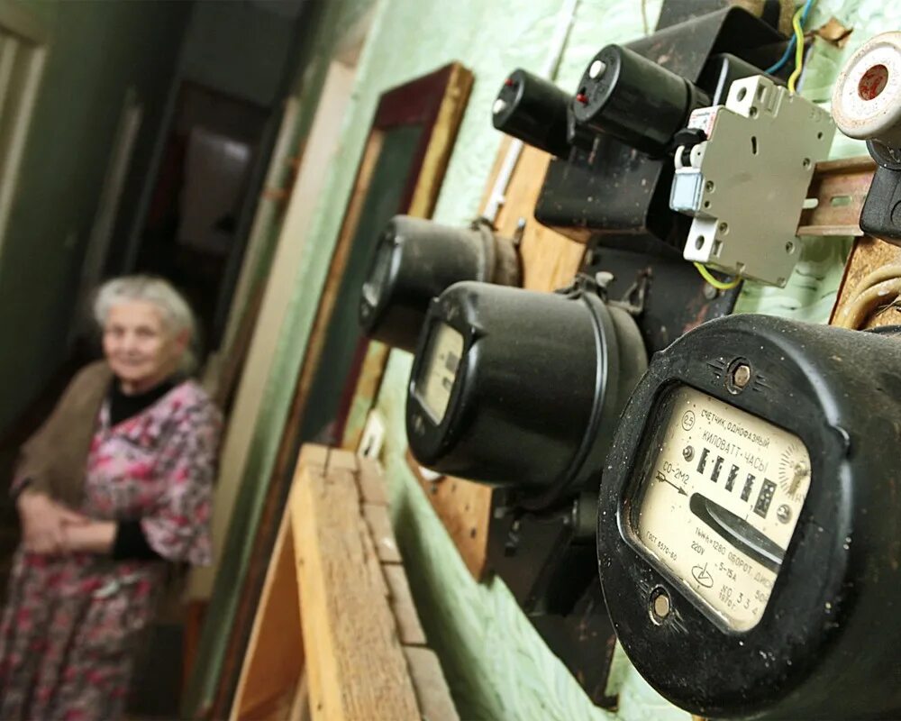 Образа для вечер на в коммунальной квартире. Электроэнергия в квартире. Подорожание электроэнергии. Человек с квитанцией. Электричество подорожало.