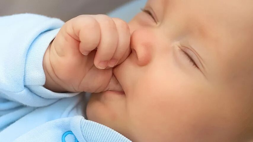 Сую пальцы спящей. Сосательный рефлекс новорожденного. Сосательный рефлекс у новорожденных. Сосание новорожденного ребенка. Рефлекс сосания у новорожденного ребенка.