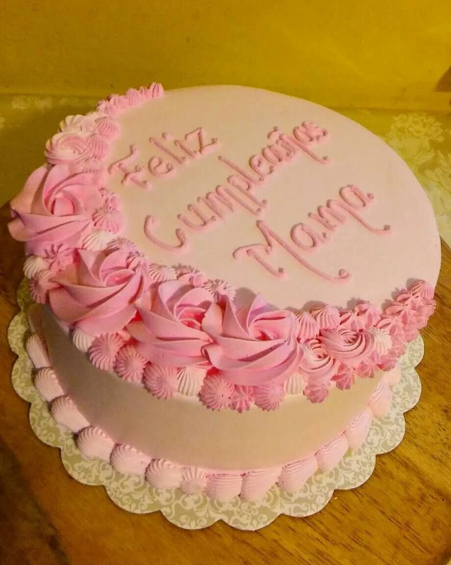 Надписи на торт с днем рождения девушке. Тортик с днем рождения. Красивые торты на день рождения. Украшение торта для мамы. Торт на деньрождениямамн.