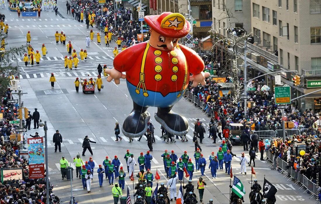 Have street parades. Парад дня Благодарения Macy’s. Парад Macy's в Нью-Йорке. Парад на день Благодарения в Нью-Йорке. Парад Macy's в честь дня Благодарения в Нью-Йорке.