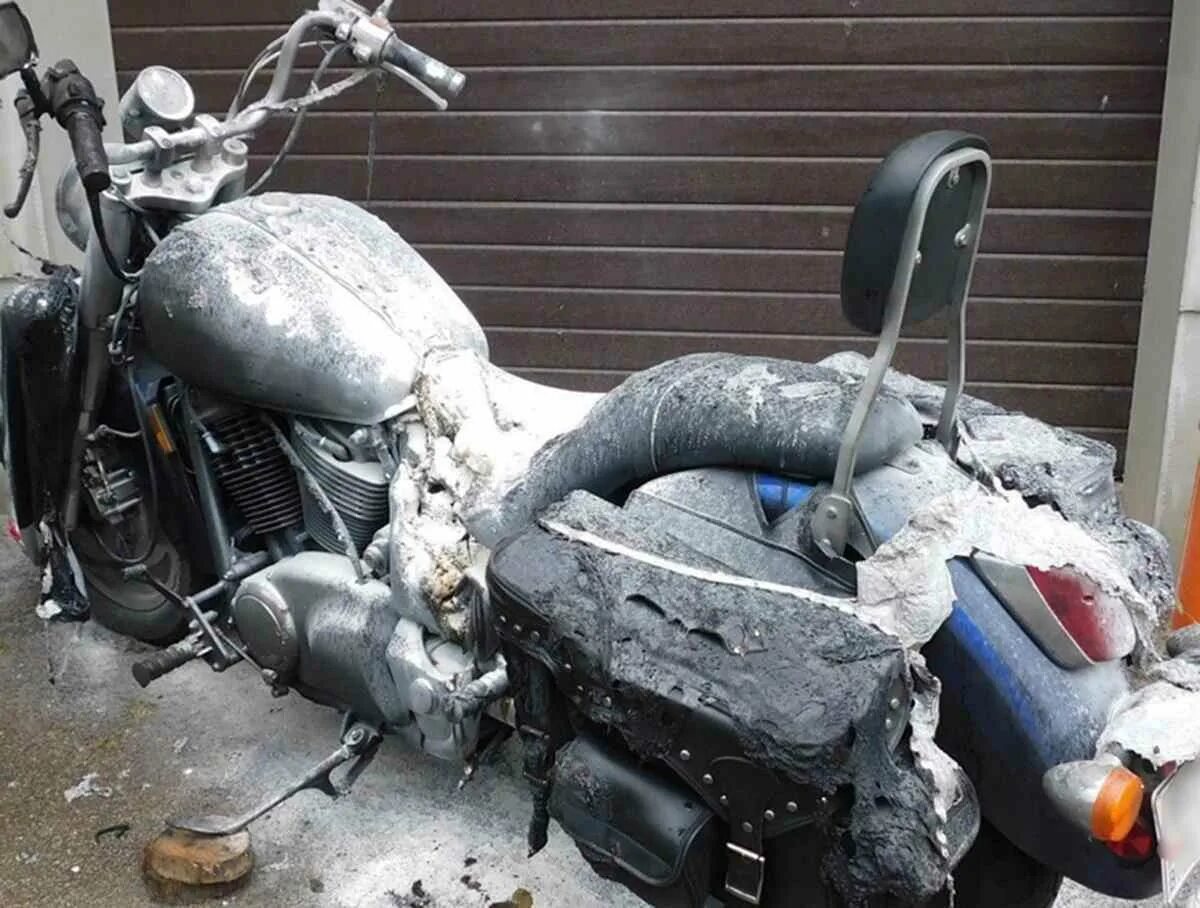 Поджог мотоцикла в Сальске. Сгоревший мотоцикл
