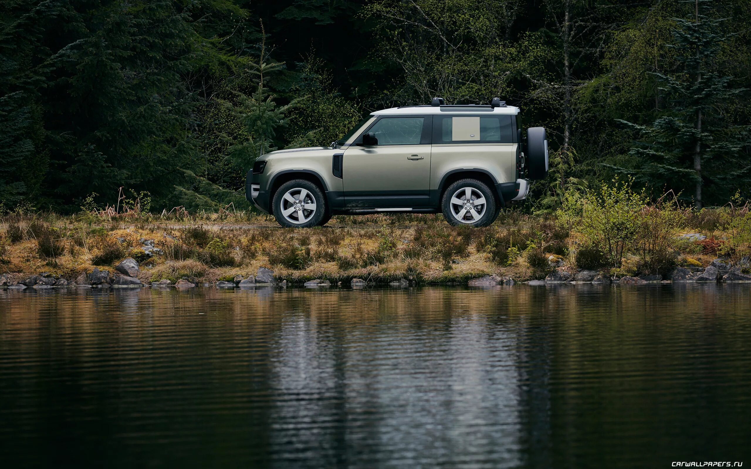 Ленд Ровер Дефендер 90 2020. Новый Land Rover Defender 90. Внедорожник ленд Ровер Дефендер 2020. Ленд Ровер Дефендер 2020 на бездорожье.