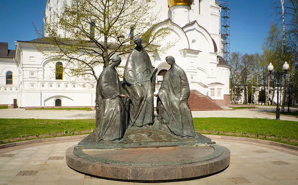 Какие памятники есть в ярославле. Памятник Святой Троице в Ярославле. Троица (скульптурная композиция в Ярославле).