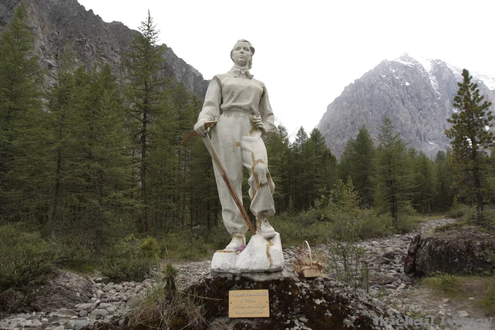 Памятник н к рериху алтай. Памятник рериху бирюзовая катунь. Памятник н. Памятник василию шукшину на горе пикет. Памятник рериху бирюзовая катунь.