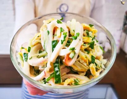 Салат с кальмарами и капустой