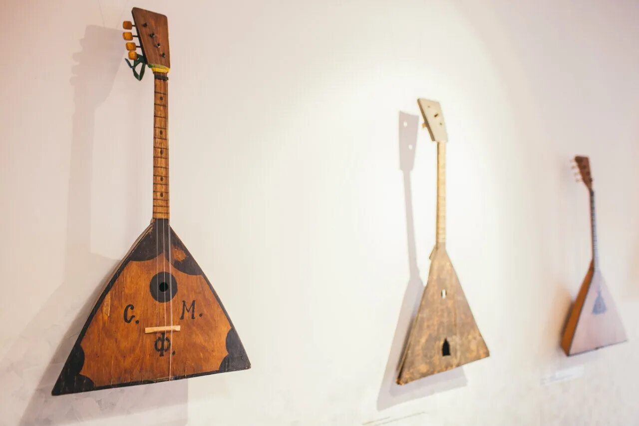 Музей балалайки, ульяновск, улица бебеля. Двухструнная балалайка. Бесструнная балалайка. Балалайка 17 века. Музей балалайки, ульяновск, улица бебеля.