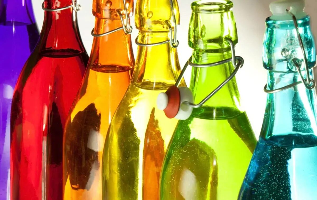 Цветные бутылочки. Цветные бутылки. Разноцветные стеклянные бутылки. Красивые цветные бутылки. Бутылочка стеклянная цветная.