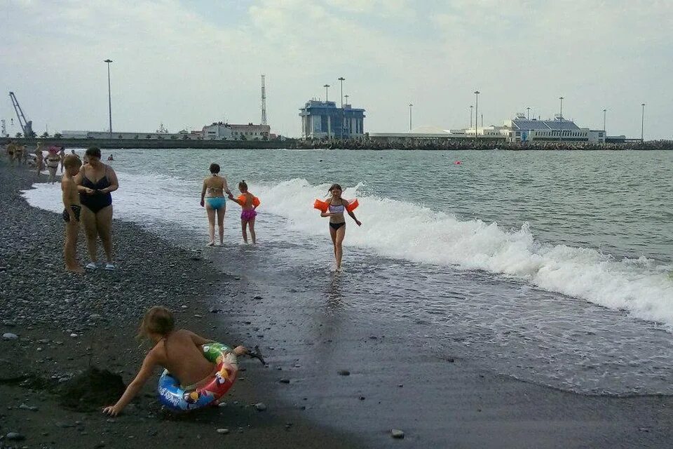 Черное море похолодало. Новороссийск пляжи. Новороссийск летом пляж. Вода в черном море в Новороссийске. Новороссийск пляжи для купания.