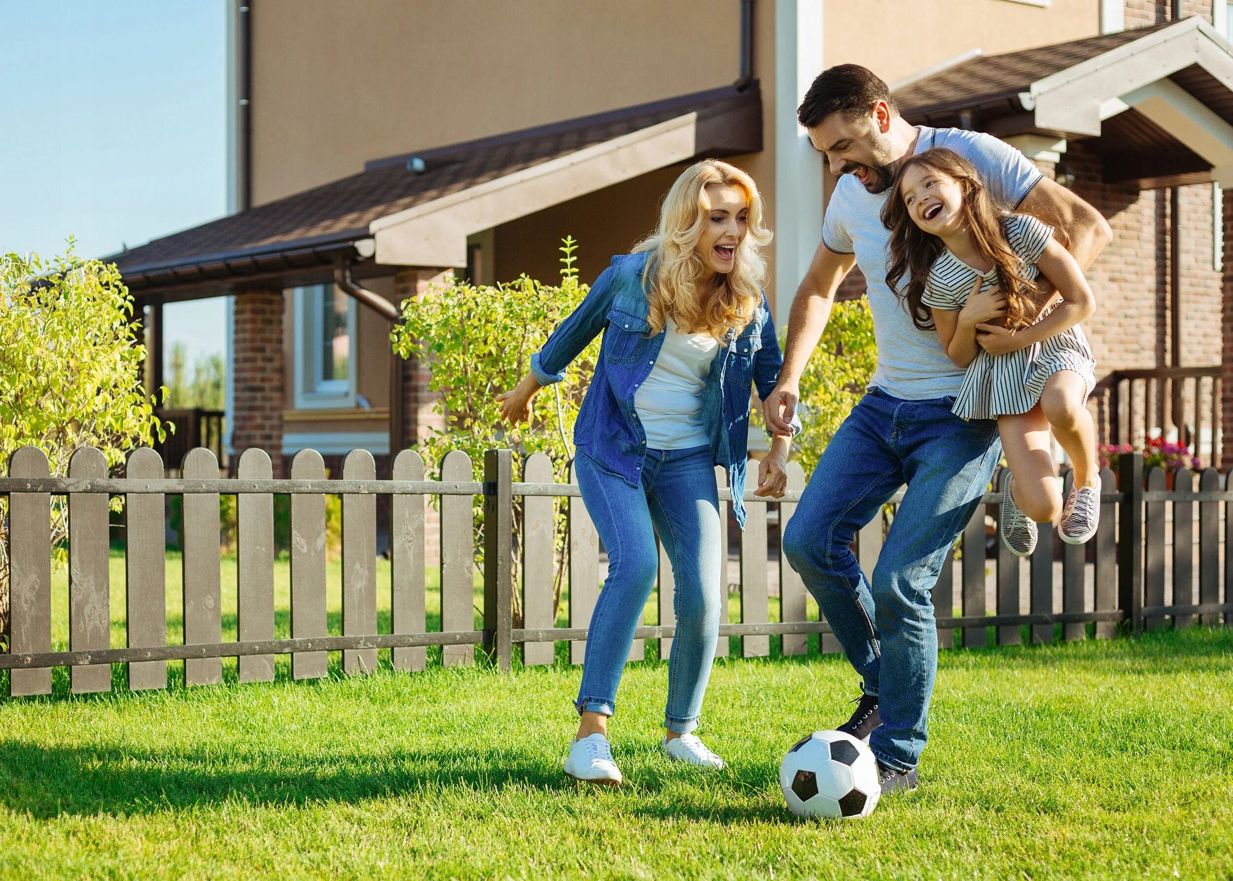 My friend playing in the yard now. Picture of the family at yard for kids. My friend playing in the yard now. My friend playing in the yard now. Играющие дети.