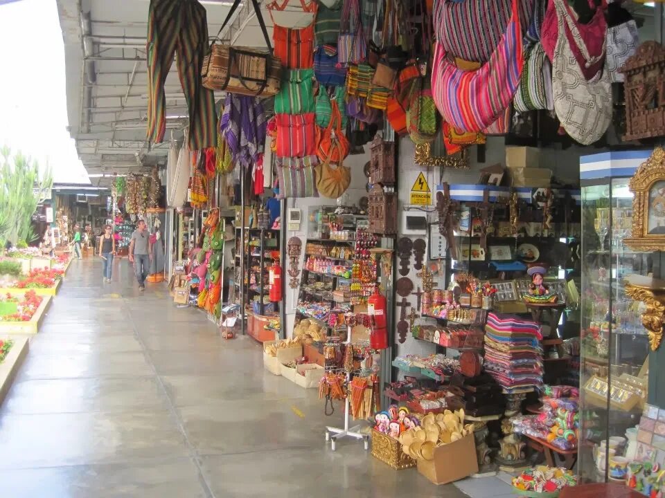 На какой улицы можно купить. Меркадо рынок Флорианополис. Базар Перу. Перу рынок. Рынок в Ретимно.