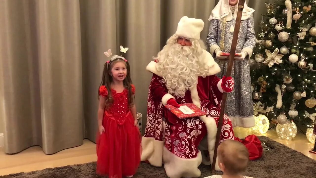 Дед мороз для детей. Детский для деда мороза. Помощник деда мороза костюм. Новогодний утренник. Девочка рассказывает стих деду морозу.