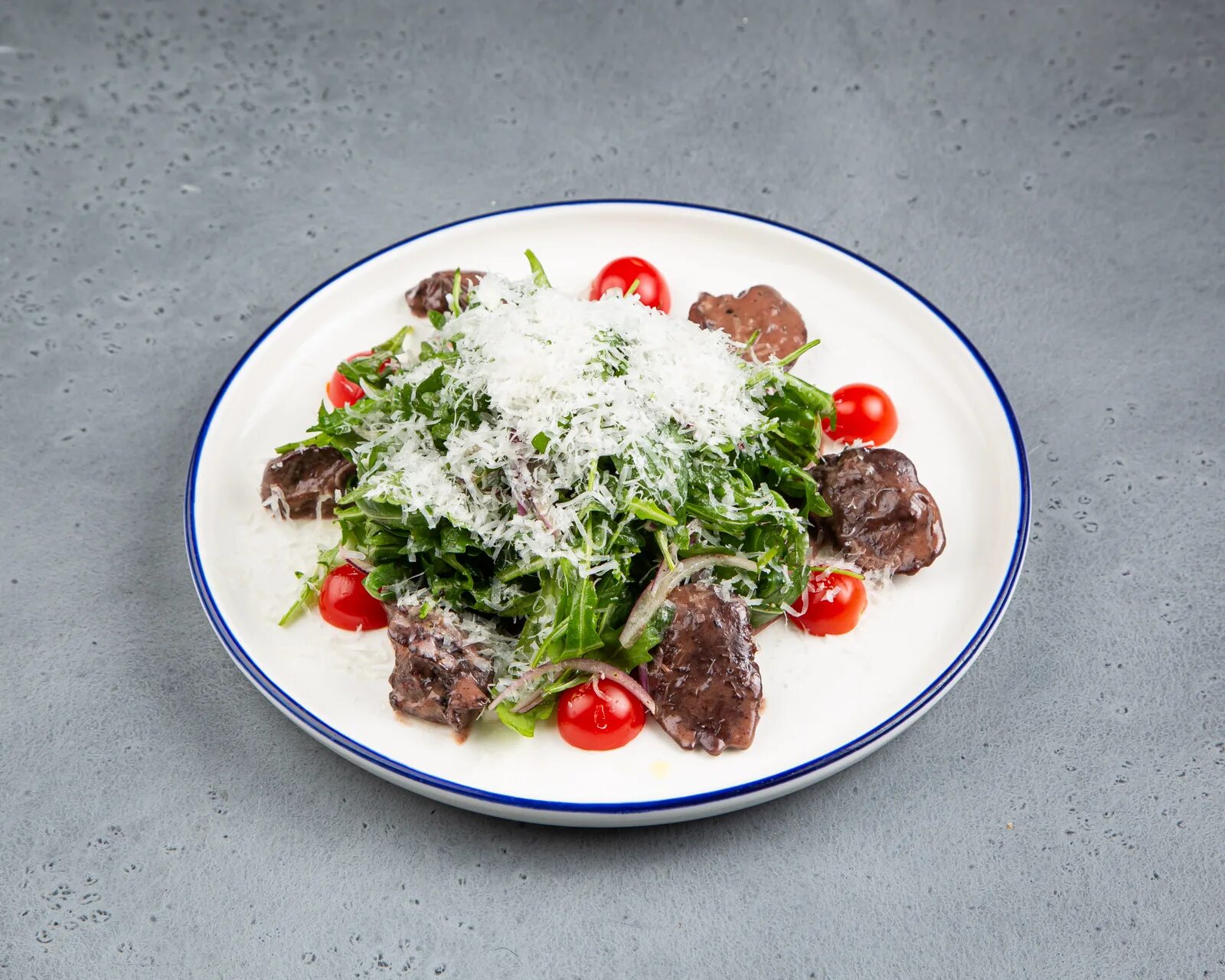 Руккола с куриной печенью. Салат с куриной печенью и рукколой. салат со шпинатом и печенью куриной. теплый салат с куриной печенью.