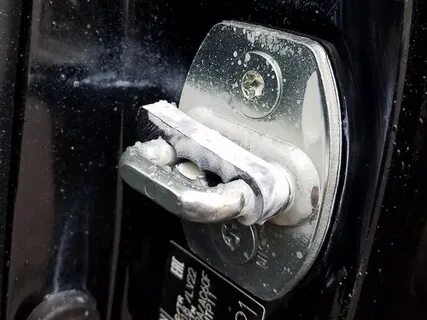 Демпферы замков автомобиля