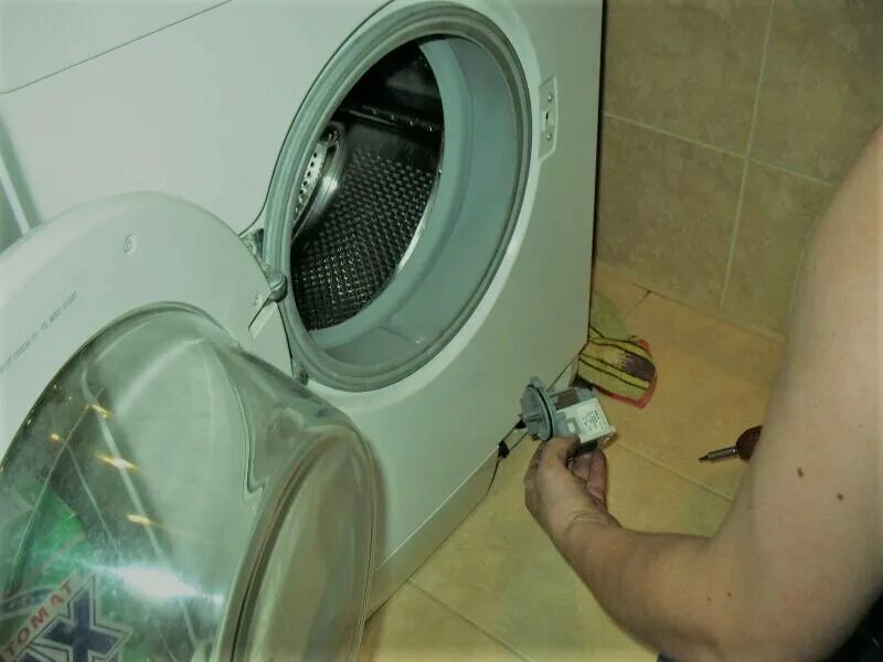 машинка не отжимает причины. машинка стиральная автомат самсунг не отжимает. стиралка индезит отжим. машинка самсунг отжим 7000. стиральная машина самсунг не отжимает белье.