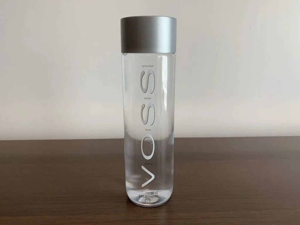 Бутылка воды за 1000 рублей. Восс. Вода Voss. Бутылка воды Voss. Дорогая питьевая вода Voss.