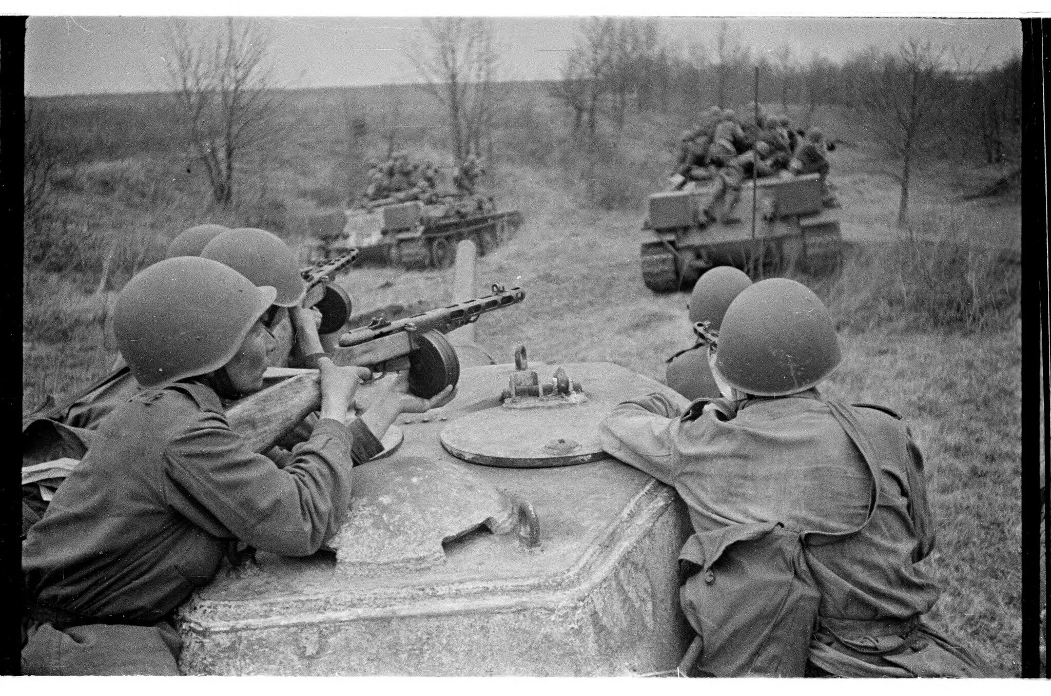Советские солдаты готовятся к бою