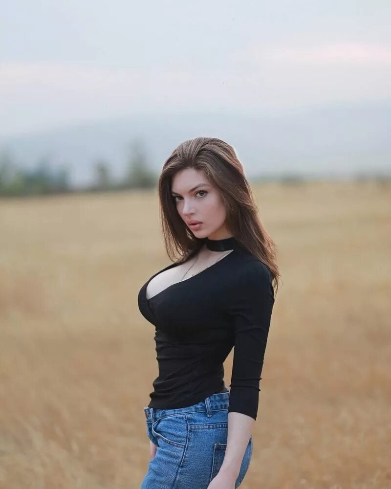 Больший фото девушка. Ульяна Еремина. Басти Илона. Девушки с большой. Девушка с больной грудью.