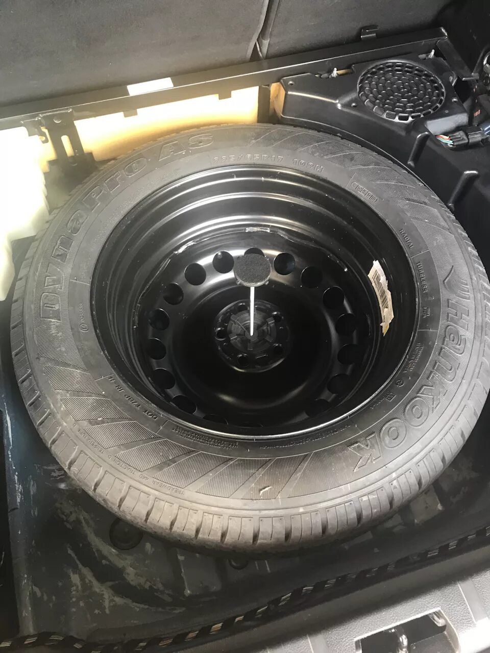 Запасное колесо новелла. Freelander 2 докатка 2014. Запасное колесо тойота камри 40. Запаска тойота ярис 2017. Nissan cube 3 поколение запасное колесо.