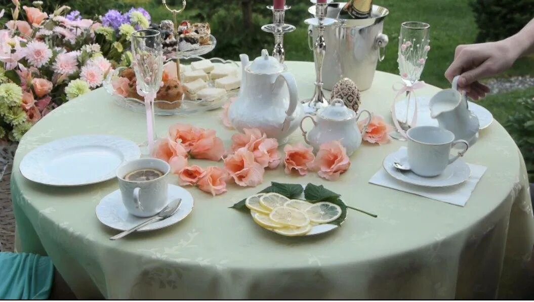 Накрыть стол для чаепития. Банкет чай сервировка. Сервировка стола для чаепития. Сервировка чайного стола. Сервировка стола для чая.