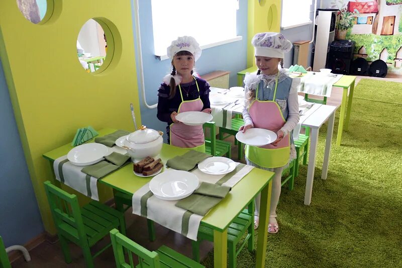 питание детей в школе. столовая в садике. школьная столовая. современный детский сад. стулья для школьной столовой.