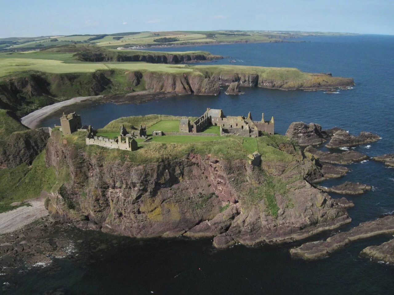 Неприступная крепость это. Замок Данноттар Абердиншир Шотландия 15-16 век. Замок Данноттар, Шотландия, Великобритания. Данноттар неприступный замок Шотландии. Замок донатор в Шотландии.