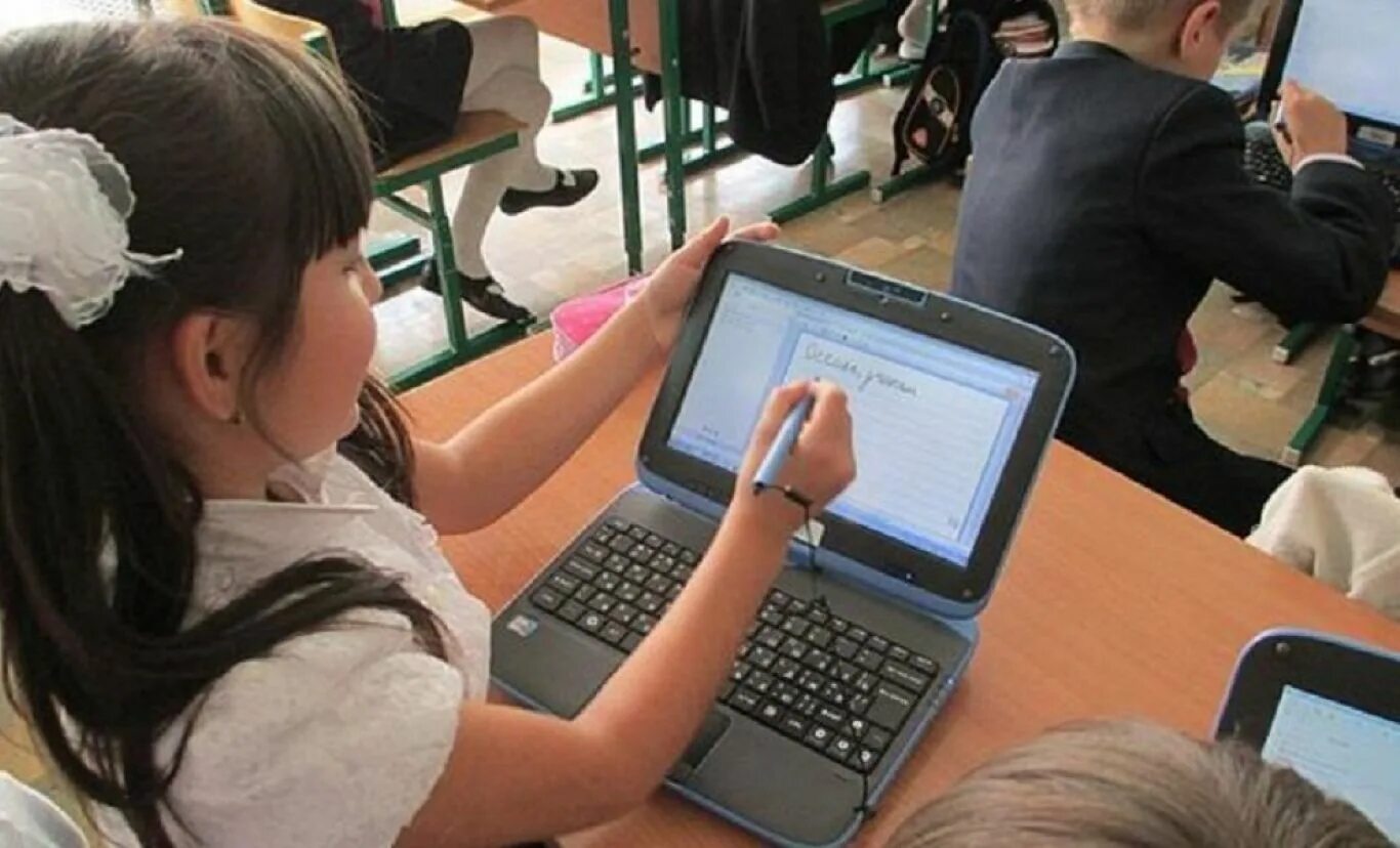 Компьютерный урок в школе. Школьный компьютер. Компьютер для школьника. Ученики за компьютерами в школе. Компьютер в школе.