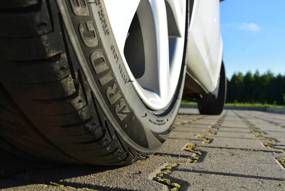 Лучшие бюджетные шины на лето. Шины с усиленной боковиной r17. Bridgestone 6. 195/65/15 Шины с отбойником. Бриджстоун рс2.