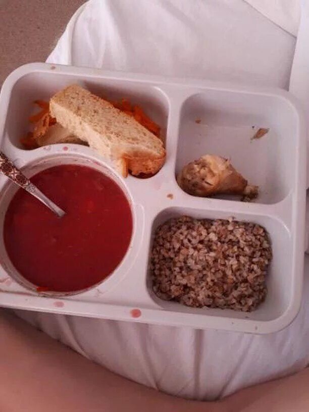 Завтрак в больнице. Обед в больнице. Питание в больнице. Больничная еда в контейнерах.