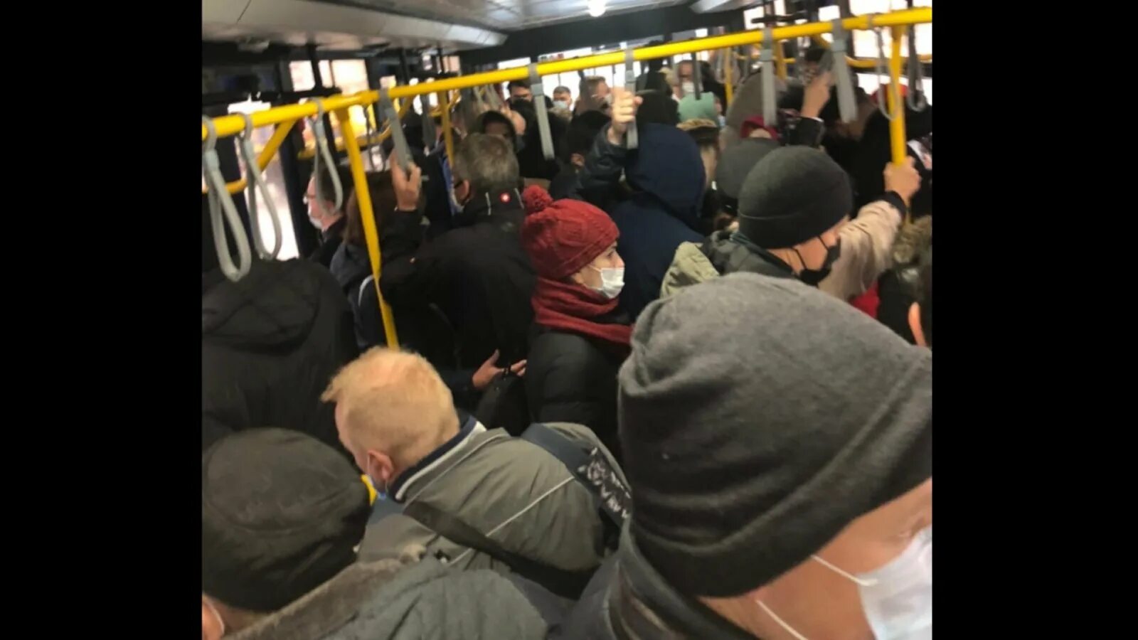 Толпа людей в автобусе. Давка в автобусе. Час пик в автобусе. Давка в маршрутке. Много народу в автобусе