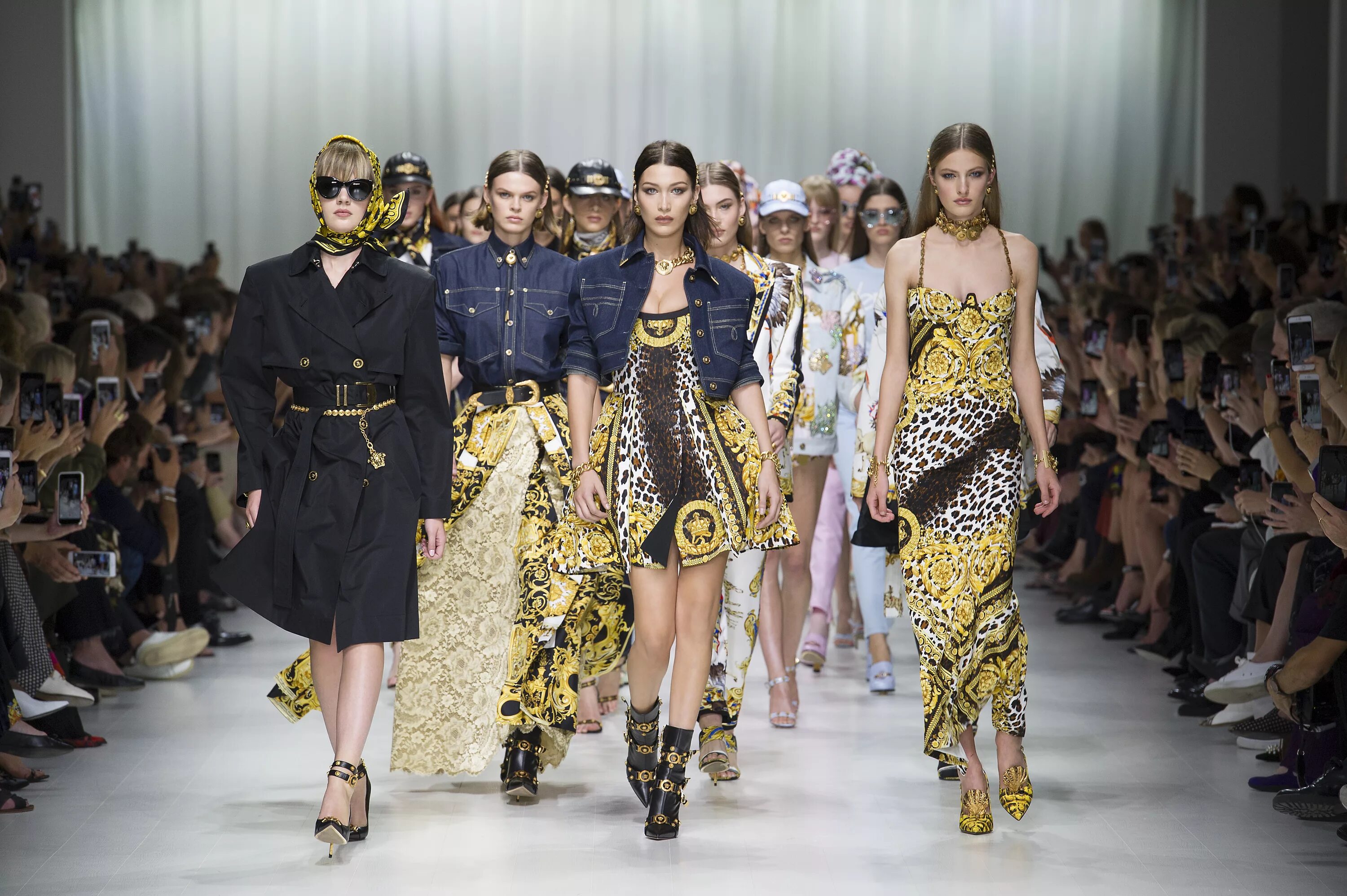 Versace collection. Джанни Версаче коллекция 2018. Коллекция Донателлы Версаче 2018. Версаче ss18 2017. Джанни Версаче коллекции.