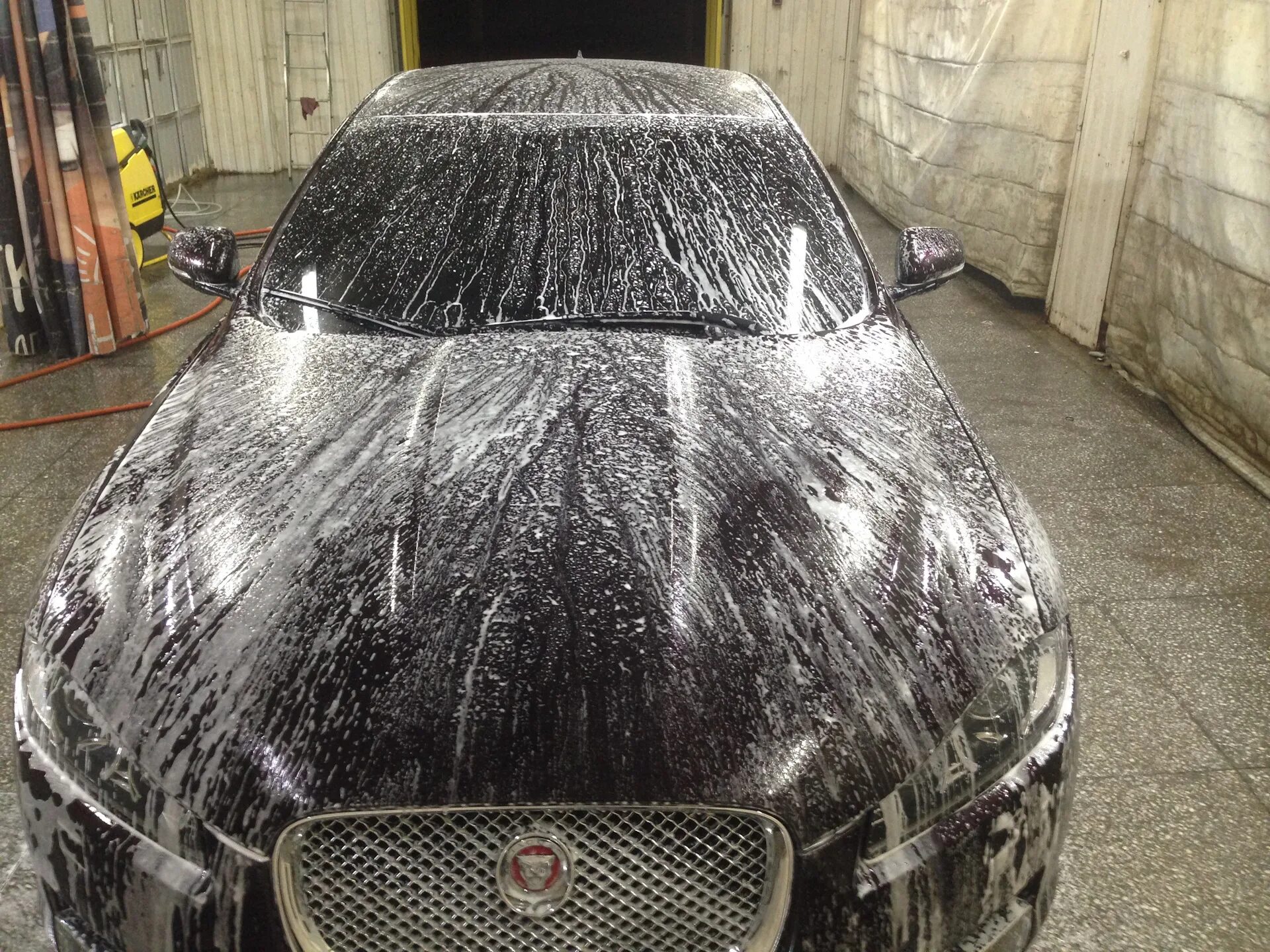 Jaguar мойка. Jaguar xf на мойке. Jaguar xf на мойке. Ягуар мойка. Фото на автомойке тесла реальные 102 регион.