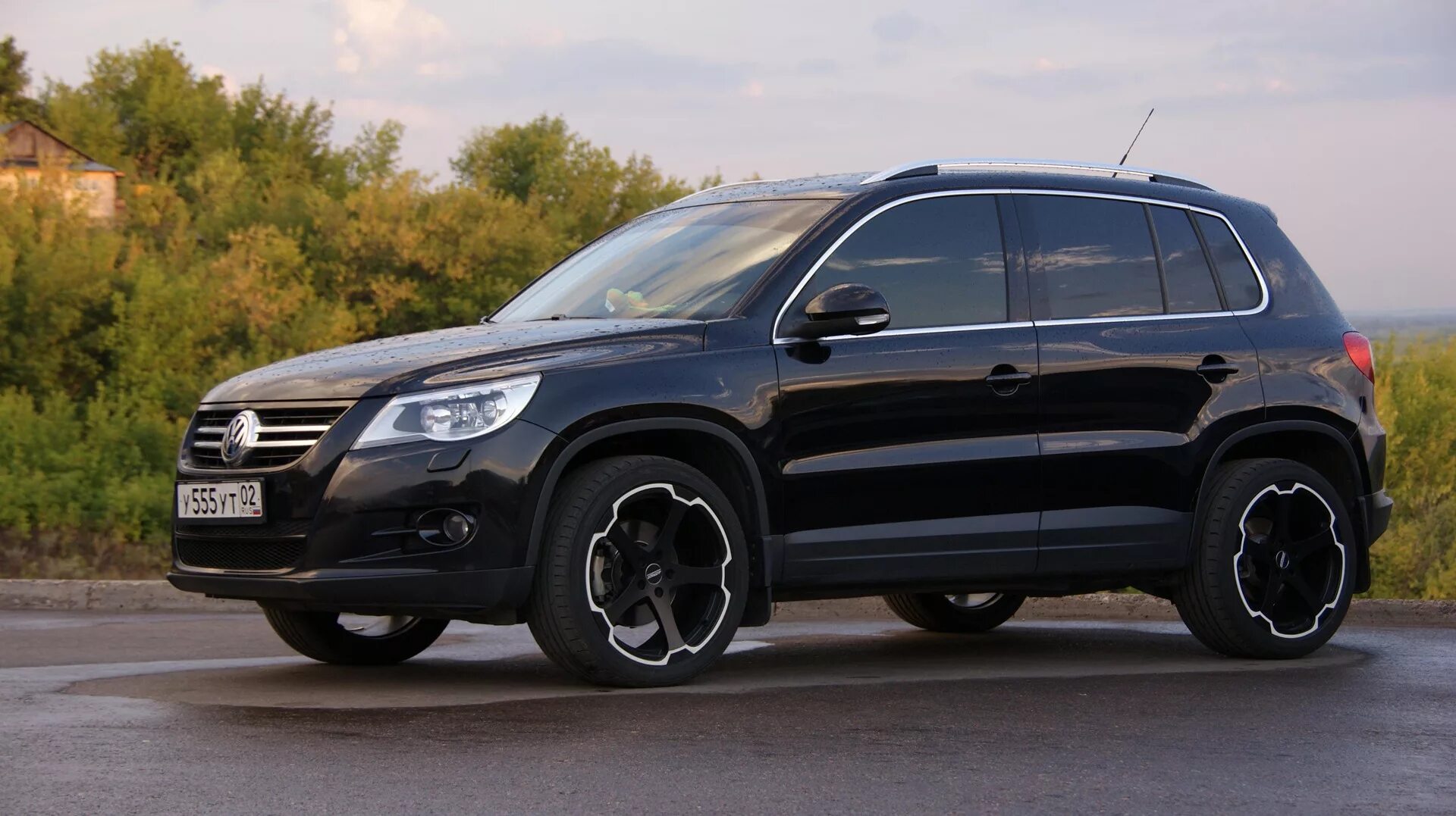 Черные диски фольксваген тигуан 1. Черные диски на тигуан 2. Tiguan 2021 черные диски. Черный vw tiguan диски. Тигуан 1 рестайлинг черный.