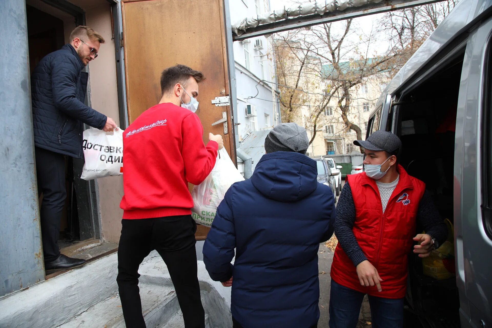 Волонтерская помощь семьям мобилизованных в Тыве. Призыв добровольцев по 117. Волонтеры рядом с Крымом кормят мобилизованных. Помощь семье мобилизованного фото. Призыв волонтеров