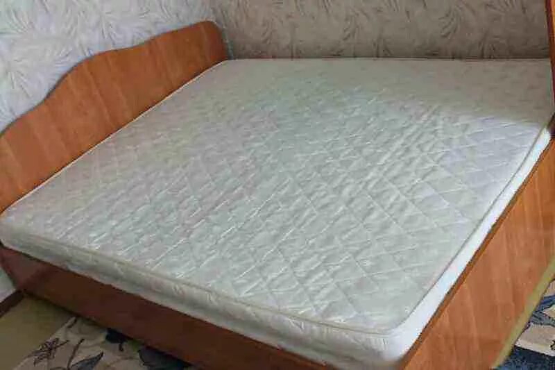 советская двуспальная кровать. бэушная кровать. где продать кровати. кровати 2 х спальные с матрасом. б у мебель в новосибирске кровати.