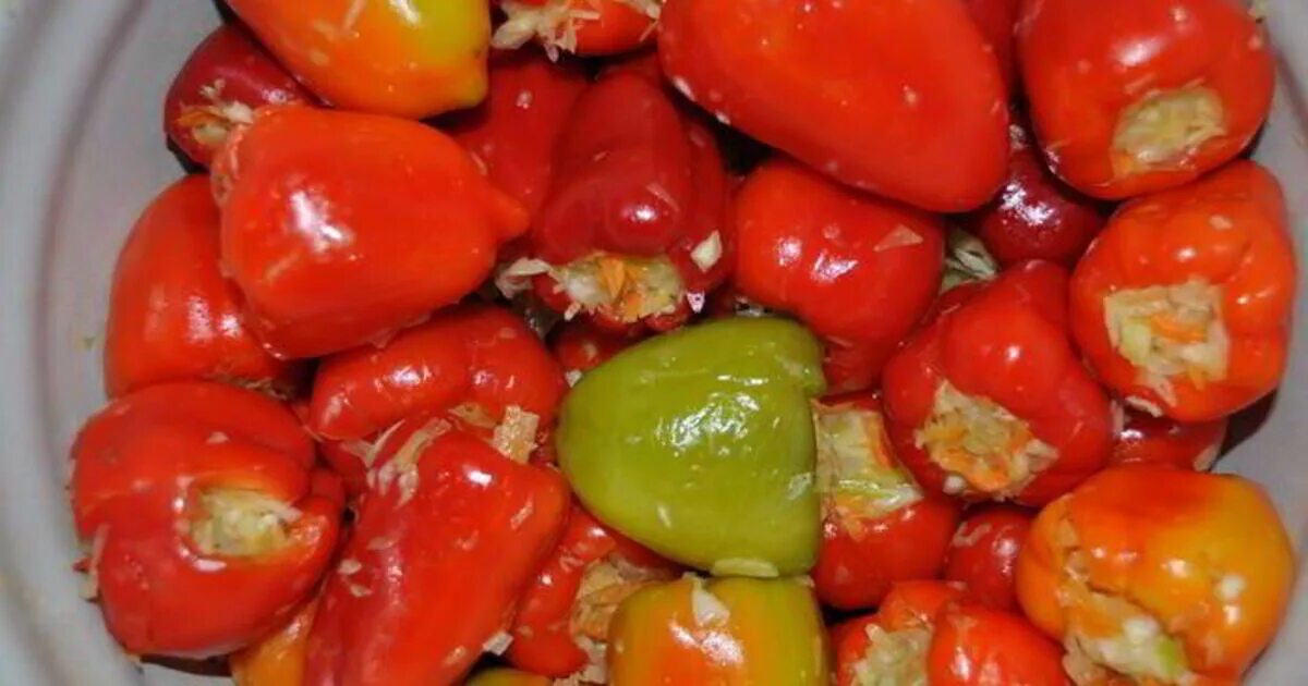 Как начинить перец капустой. Перец фаршированный капустой. капуста в перце по молдавски. перец фаршированный по молдавски. перец фаршированный капустой фото.