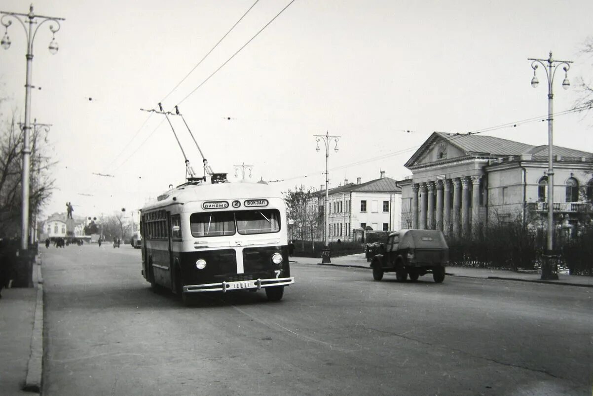 Троллейбус 1 г. МТБ-82 троллейбус. Старые троллейбусы Тамбова. Тамбовский троллейбус старый. МТБ-82 троллейбус в Москве.