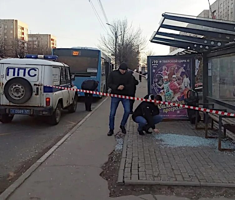 В калуге обстреляли автобус. Остановка. Фото остановок общественного транспорта. Стрельба по автобусу. Остановка Тверь.