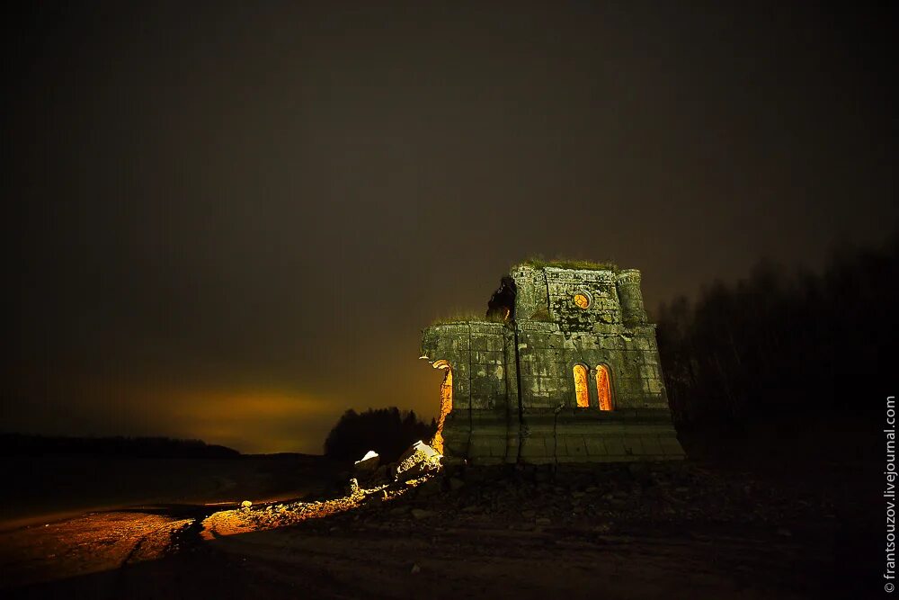 Рыбинское водохранилище молога. Утонула часовня. Утонула часовня. Часовня бельгардов. Часовня вазуза.