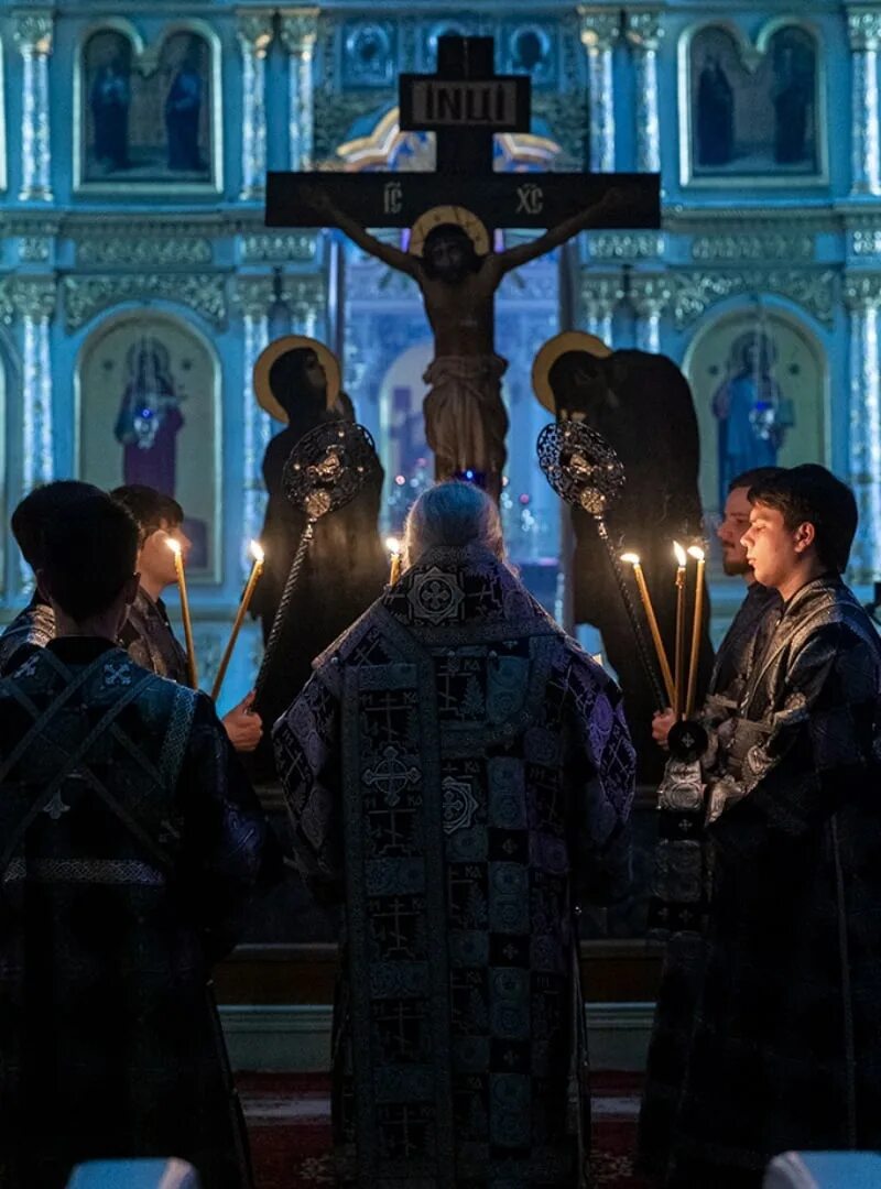 Что такое четыредесятница в православии. Великая пятница страстной седмицы. Страстная седмица в храме. Страстная седмица чтение 12 Евангелий. Страстная пятница в храме.