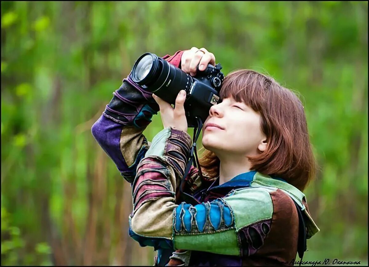 Через картинку. Фотограф фотографирует природу. Фотограф фотографирует девушку. Девушка фотографирует природу. Фотографы фотографируют друг друга.