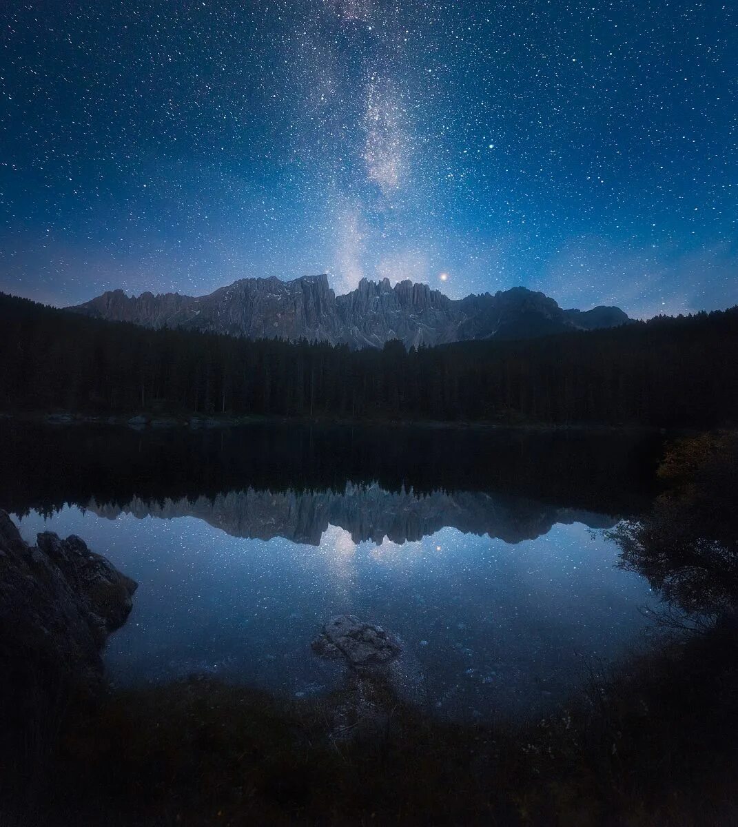 Night lake. Ночное озеро. Озеро ночью. Красивое ночное озеро. Красивая ночь.