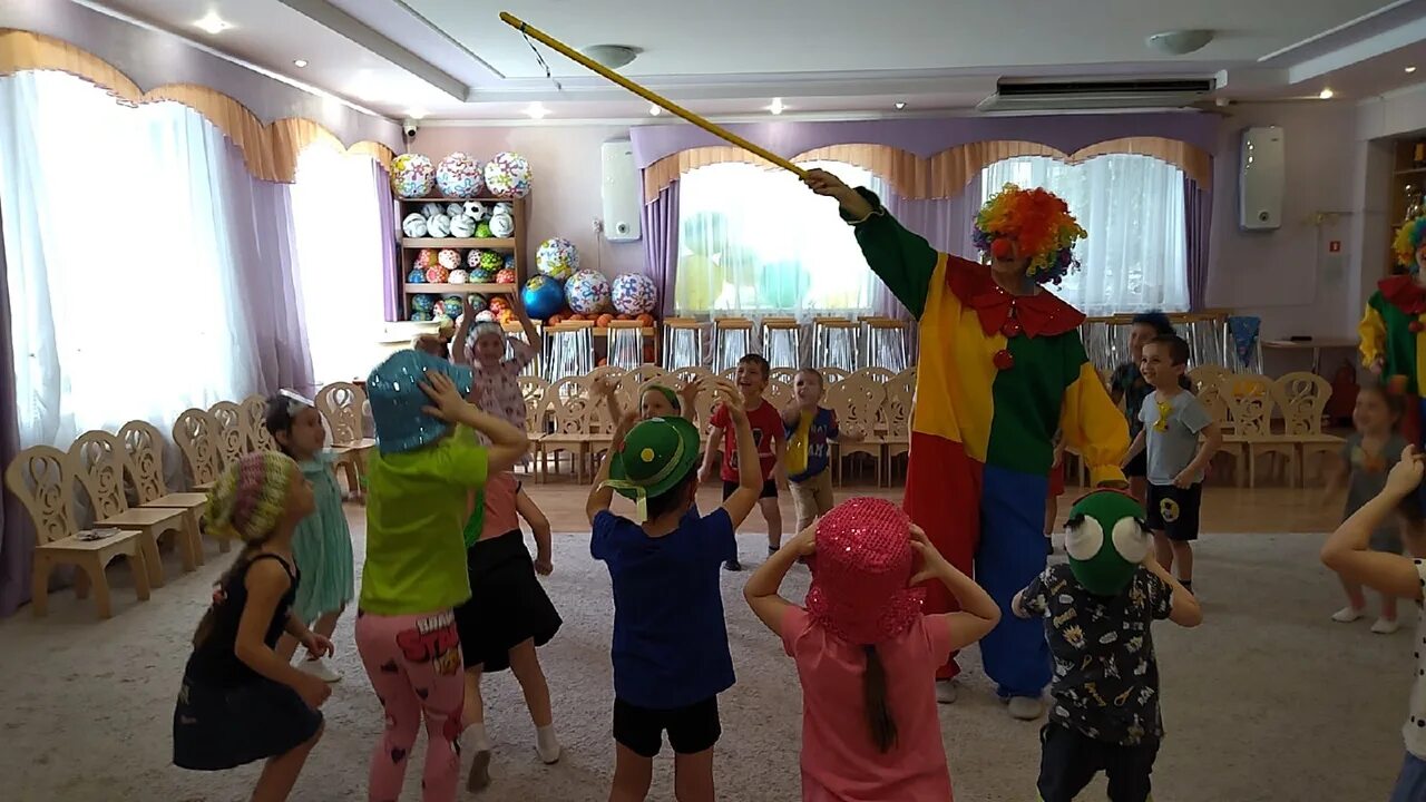 Праздник смеха в садике. Одежда на день смеха в садик. День смеха в младшей группе. День смеха развлечение в доу. День смеха развлечение в доу.