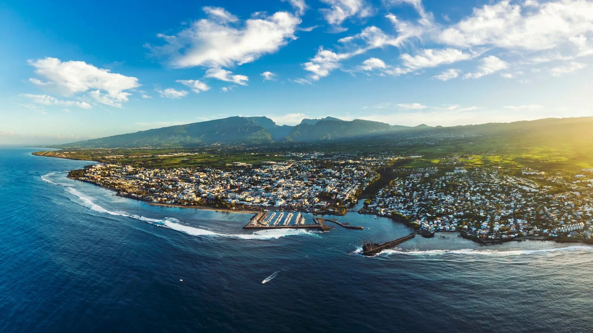 Столица острова святой. Сен-Пьер (Реюньон). La Reunion остров. Остров Реюньон в индийском океане. Французский остров Реюньон.